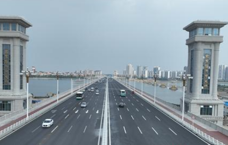 北京路沂河橋全線通車，曾用560個(gè)液壓千斤頂同步頂升老橋